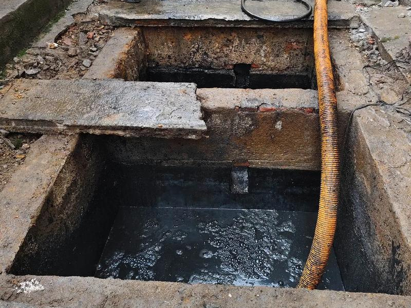 青岛路清理化粪池