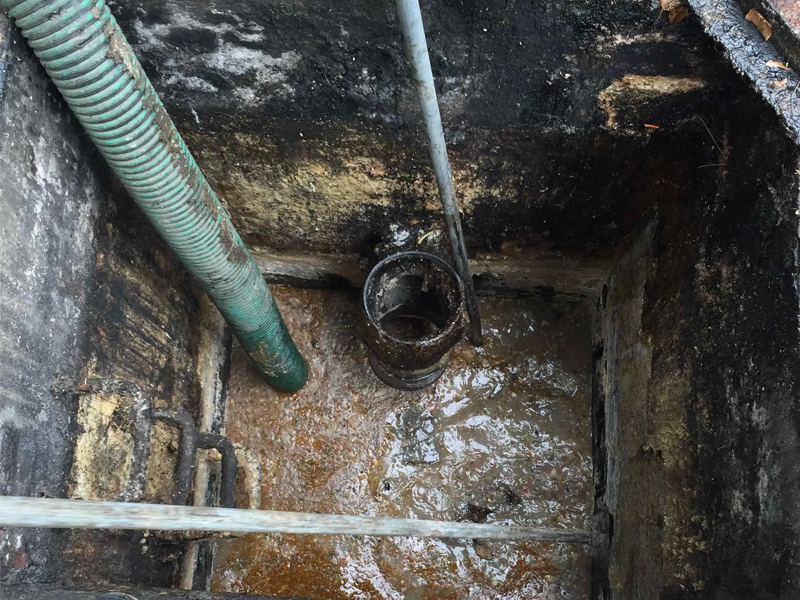 青岛路隔油池清理